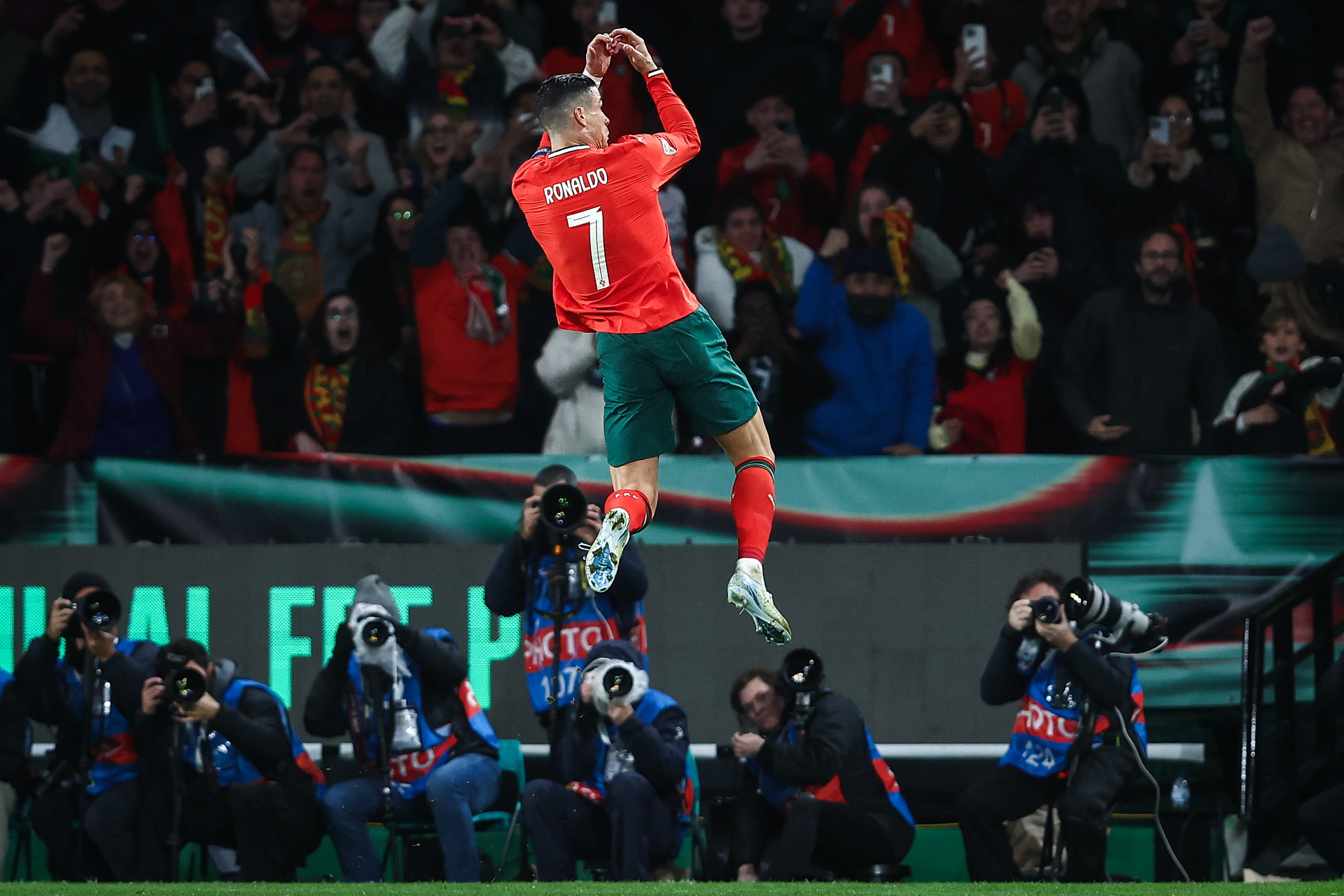 葡萄牙中场球员贝纳尔多选入欧洲最佳阵容的简单介绍