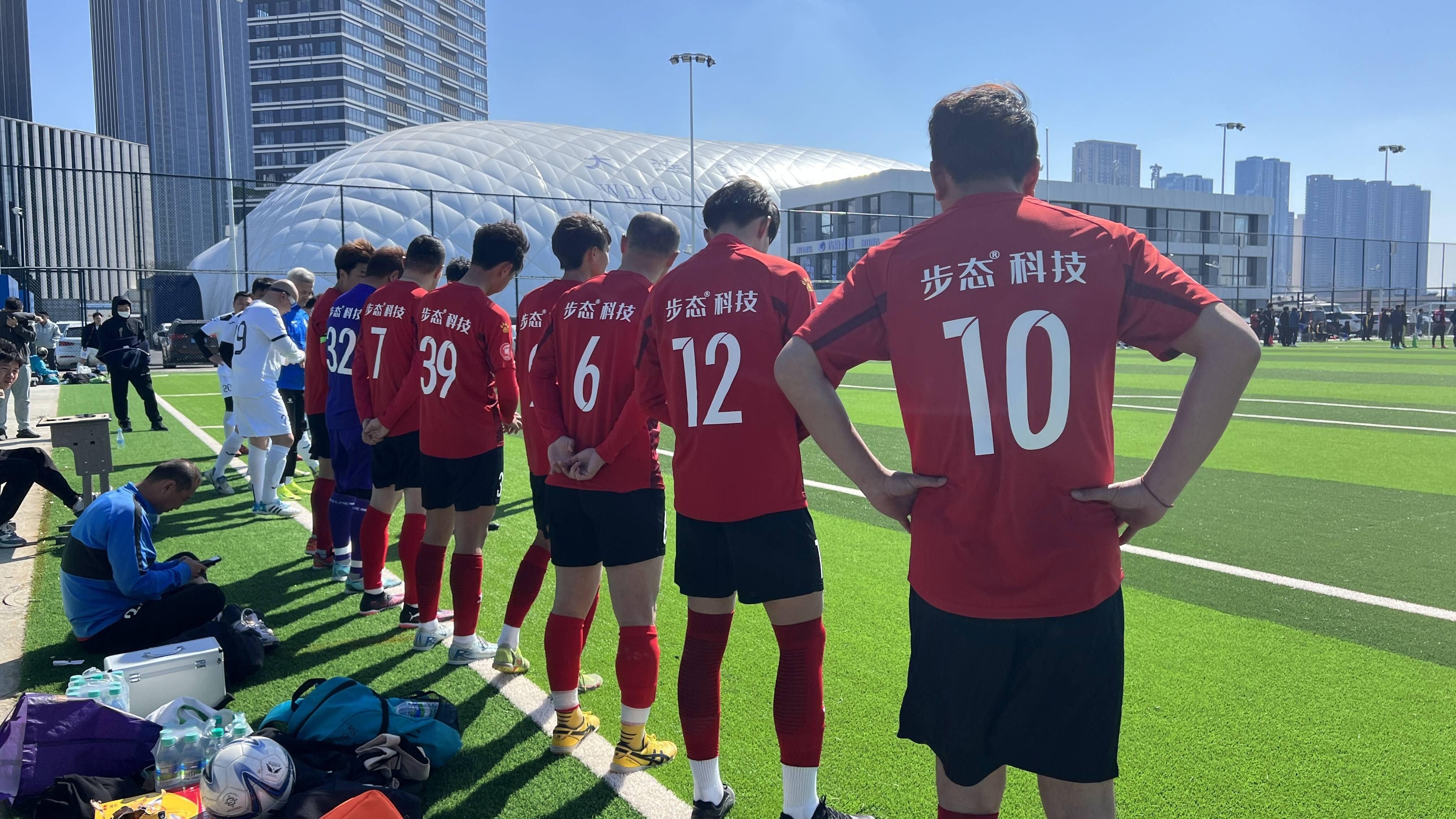 逐梦足球之路，球队为荣誉拼尽全力