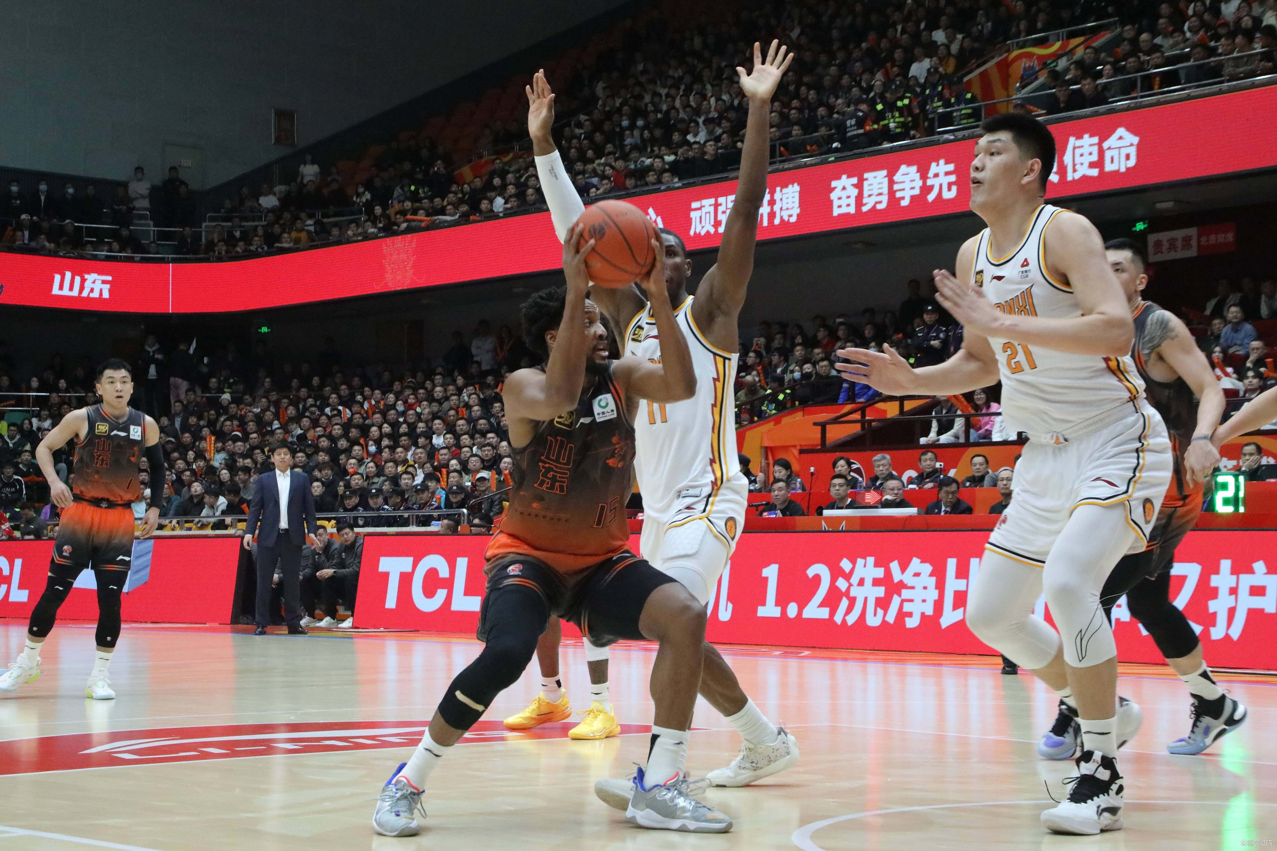 山东男篮惊险获胜，晋级夺冠