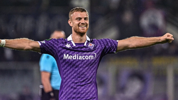 包含萨索洛主场战胜佛罗伦萨取得三分的词条