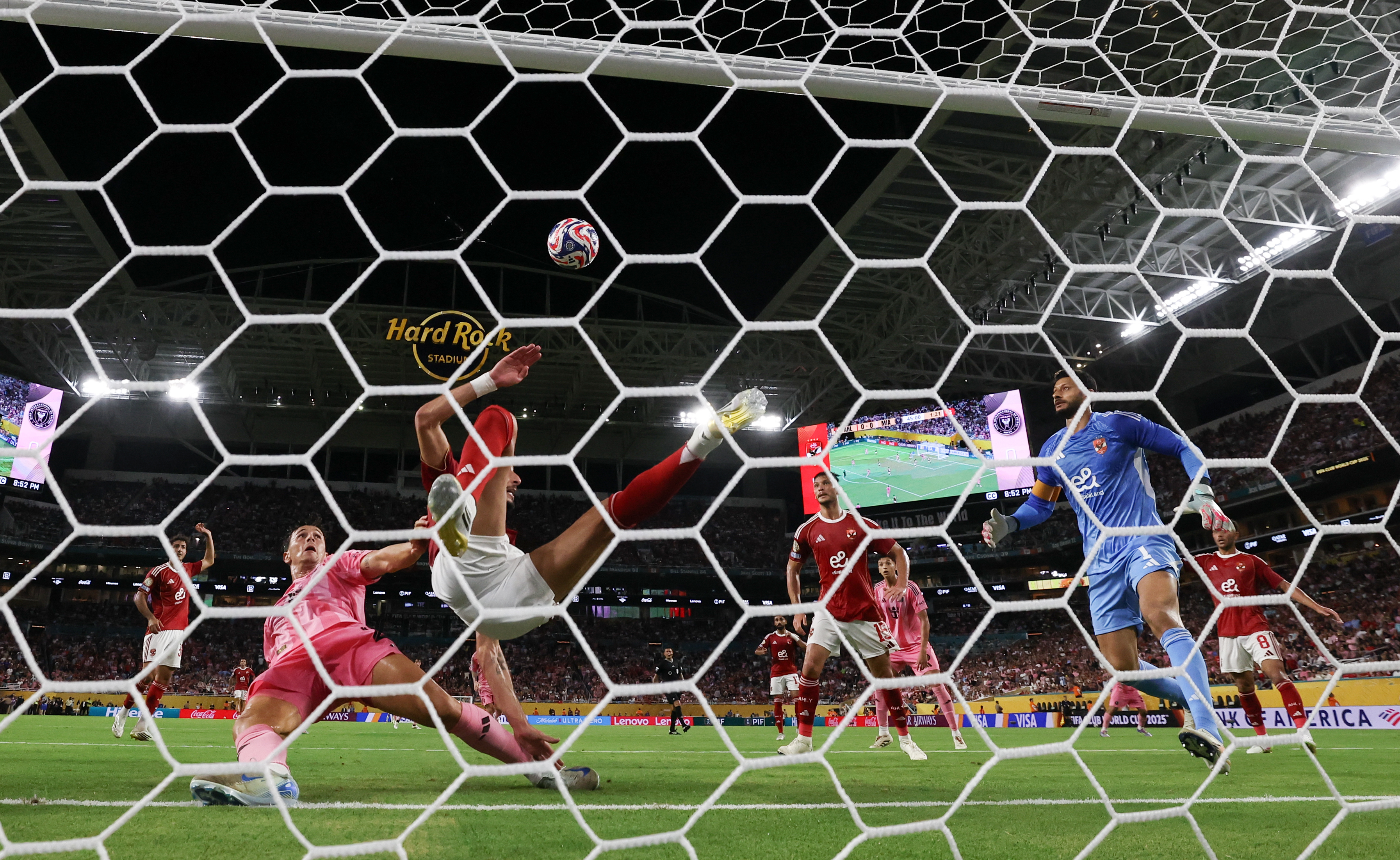 新赛季开打：足球联赛揭幕战引发球迷热议的简单介绍