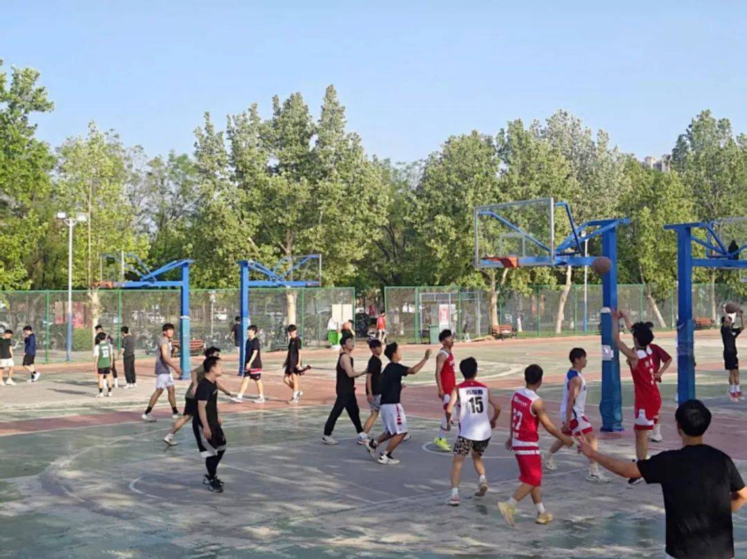 篮球赛场上激情迸发，胜负命运难料