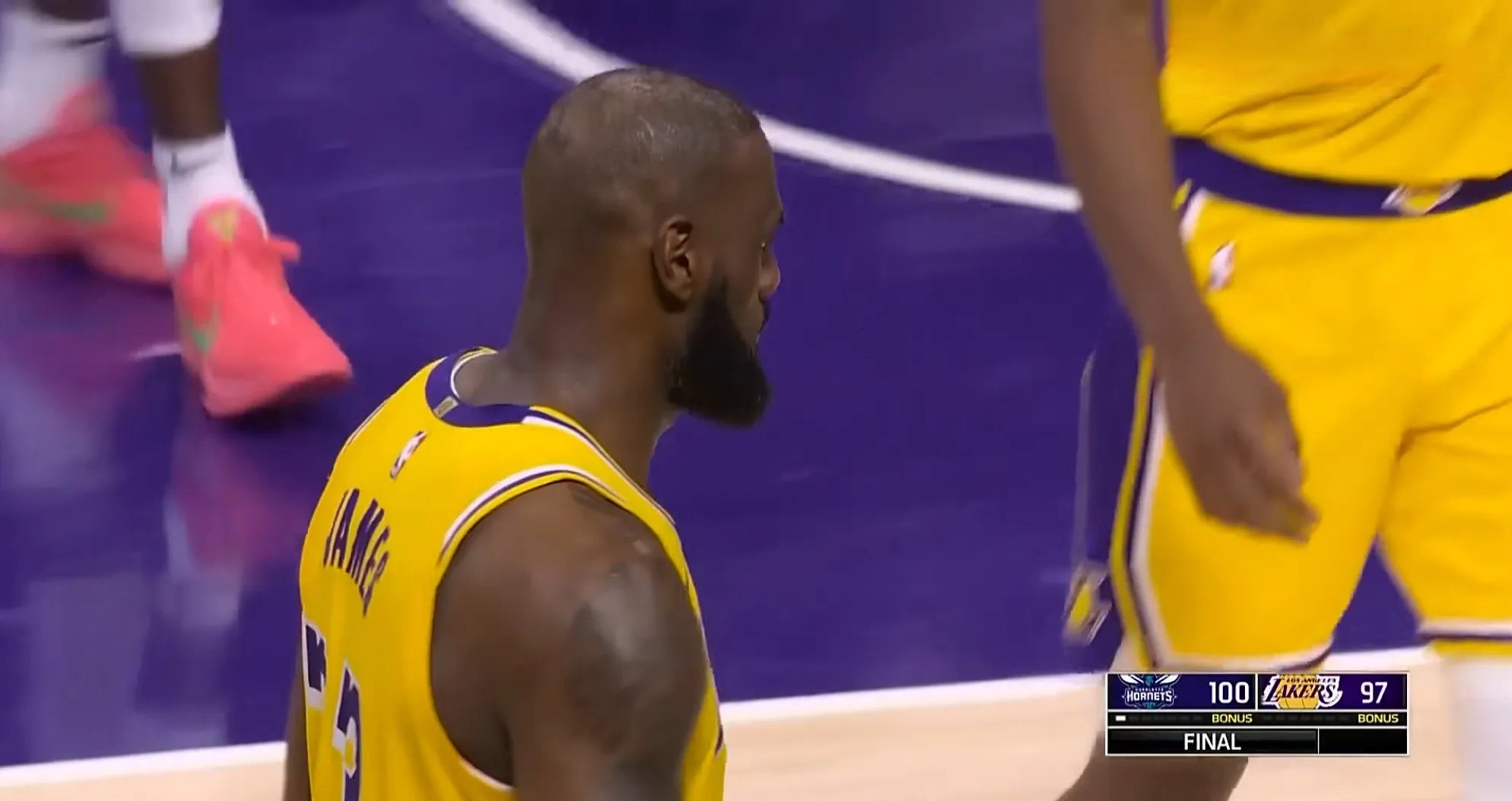 湖人遭遇黄蜂终结连胜，失利收场