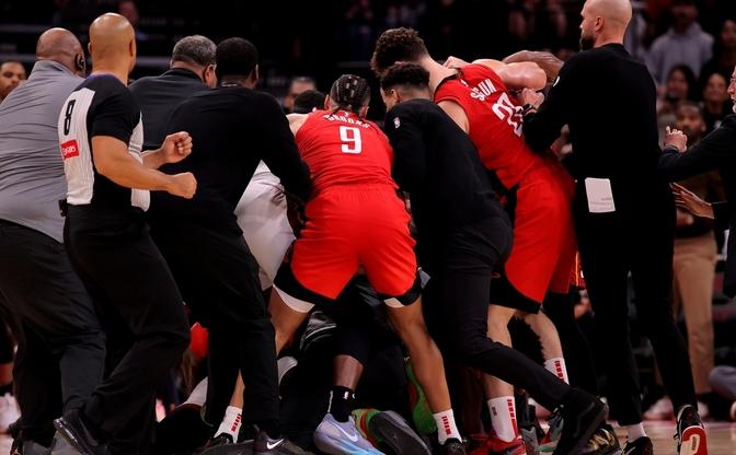 篮球比赛中发生冲突，球员遭到禁赛处罚